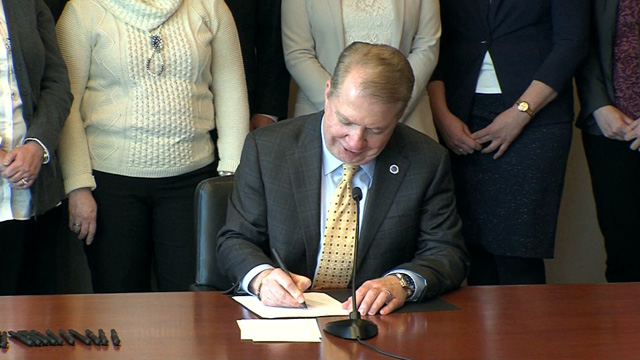 Mayor Ed Murray signs resolution calling for prescription drug disposal sites