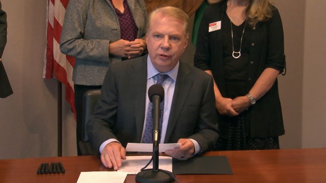 Mayor Murray signs Ballard livability legislation 9/16/16