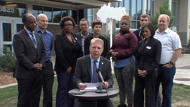 Mayor Murray signs Rainier Beach resolution