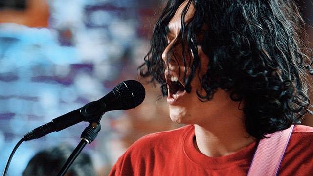 Art Zone: Naked Giants perform 'Dead/Alien'