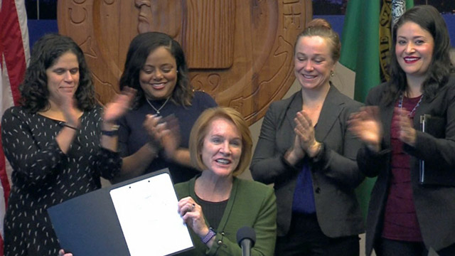 Mayor Signs “Medicare for All” Council Resolution 31867