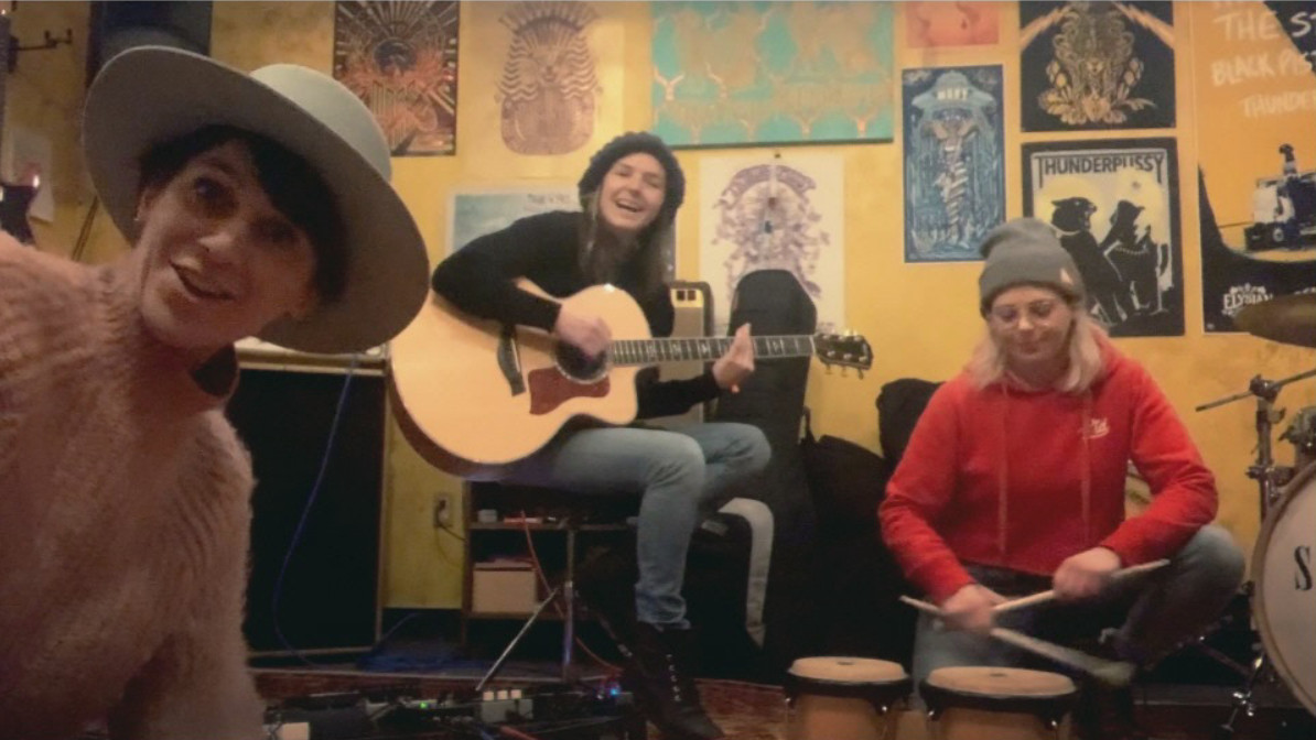 A serpentine video selfie from Thunderpussy