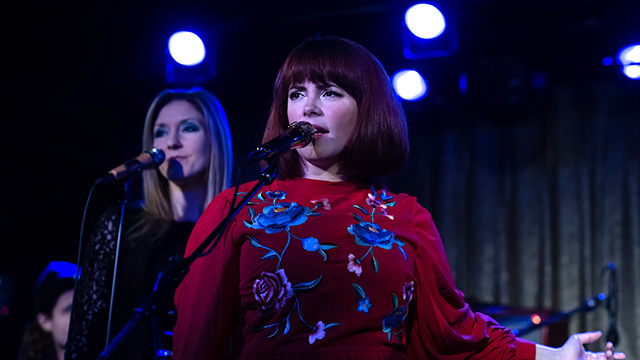 Art Zone: Annie J performs "Change"